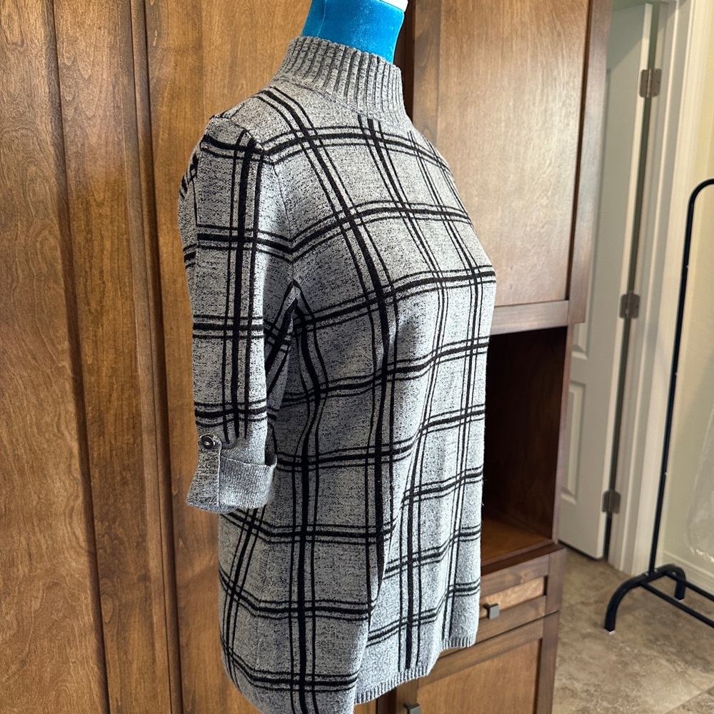 Gray Plaid Mock Turtleneck Sweater with Short Sleeves